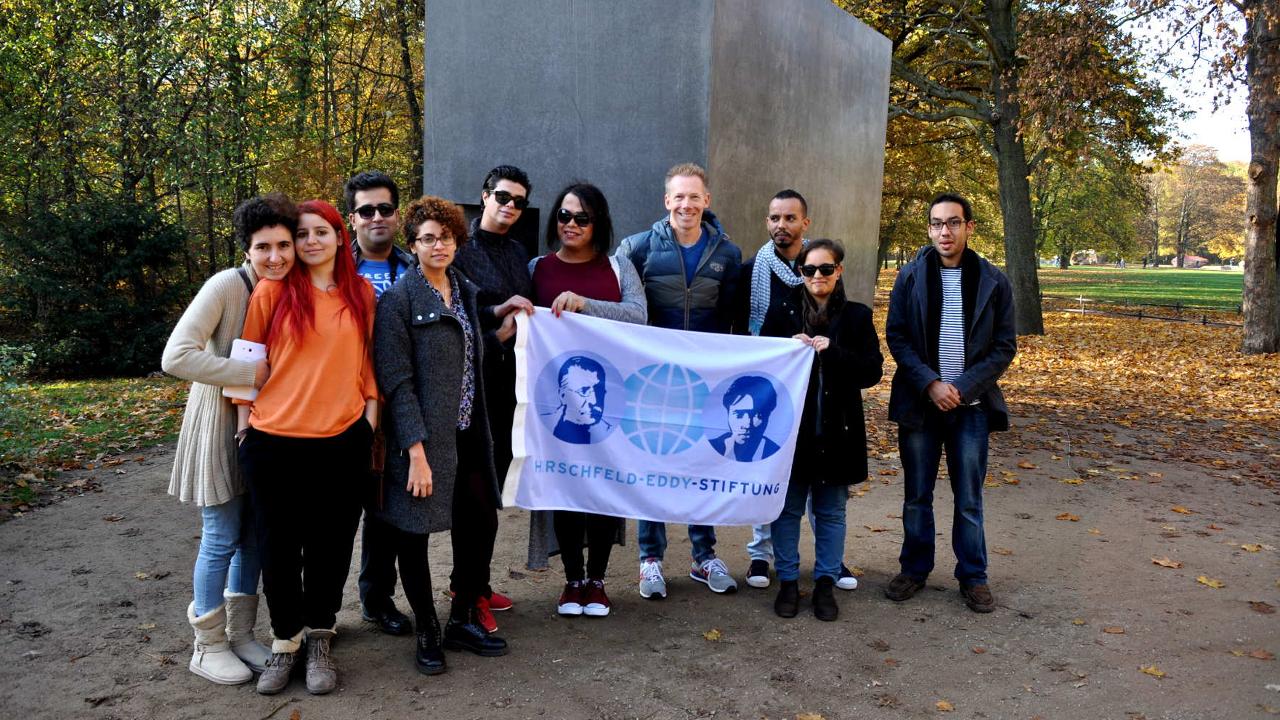 Arabische Aktivist*innen der Besuchsreise vor dem Denkmal für die im Nationalsozialismus verfolgten Homosexuellen in Berlin