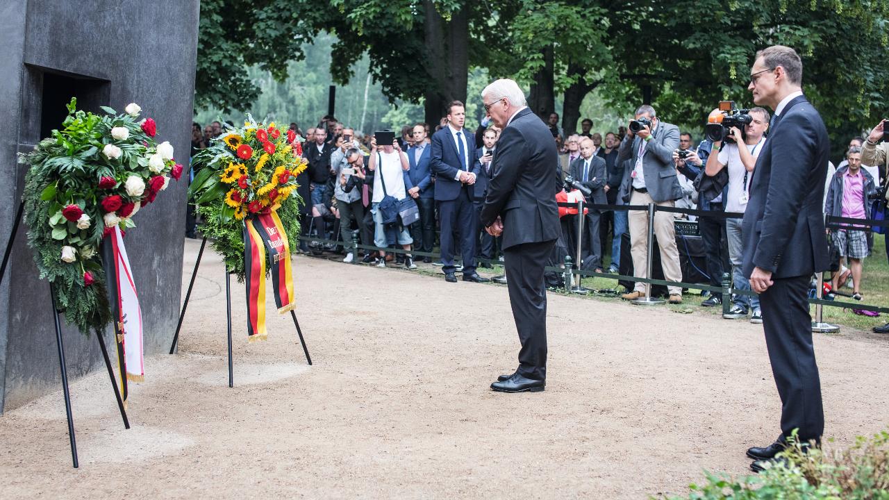 Bundespräsident Steinmeier und Berliner Bürgermeister Müller am Denkmal für die im Nationalsozialismus verfolgten Homosexuellen: Bu