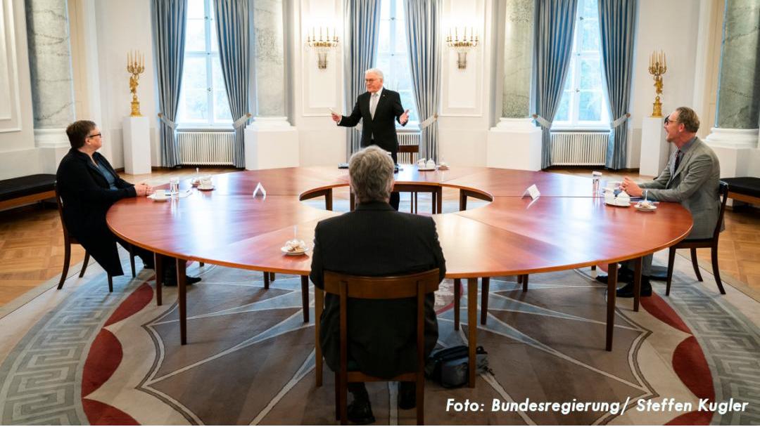 Bundespräsident Frank-Walter Steinmeier begrüßt Mitglieder des LSVD-Bundesvorstand
