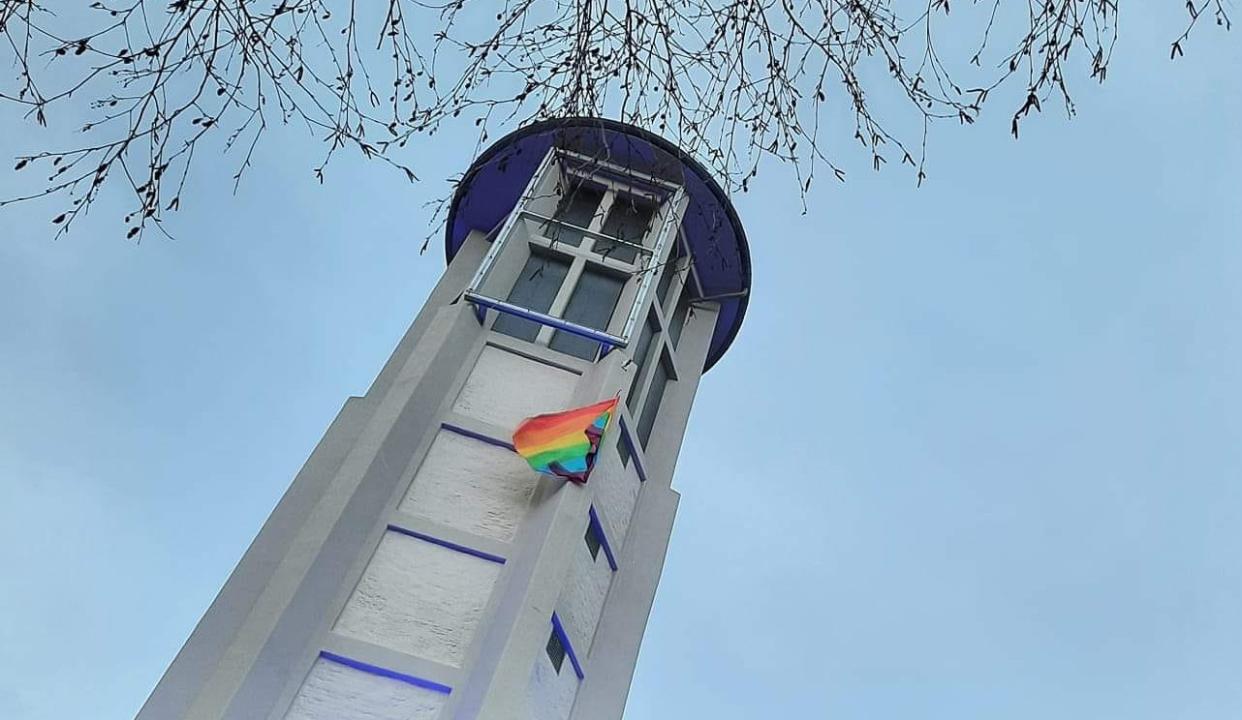 Regenbogenflagge an der katholischen Kirche Elija in Saarbrücken
