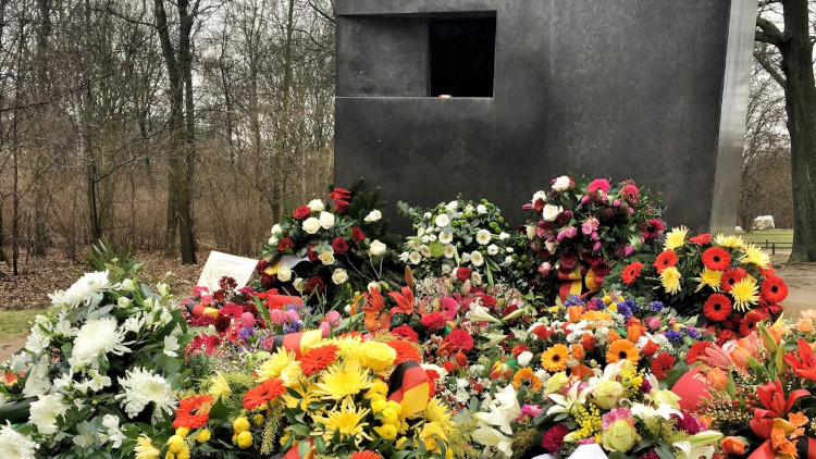 Kränze zum Gedenken am Denkmal für die im Nationalsozialismus verfolgten Homosexuellen