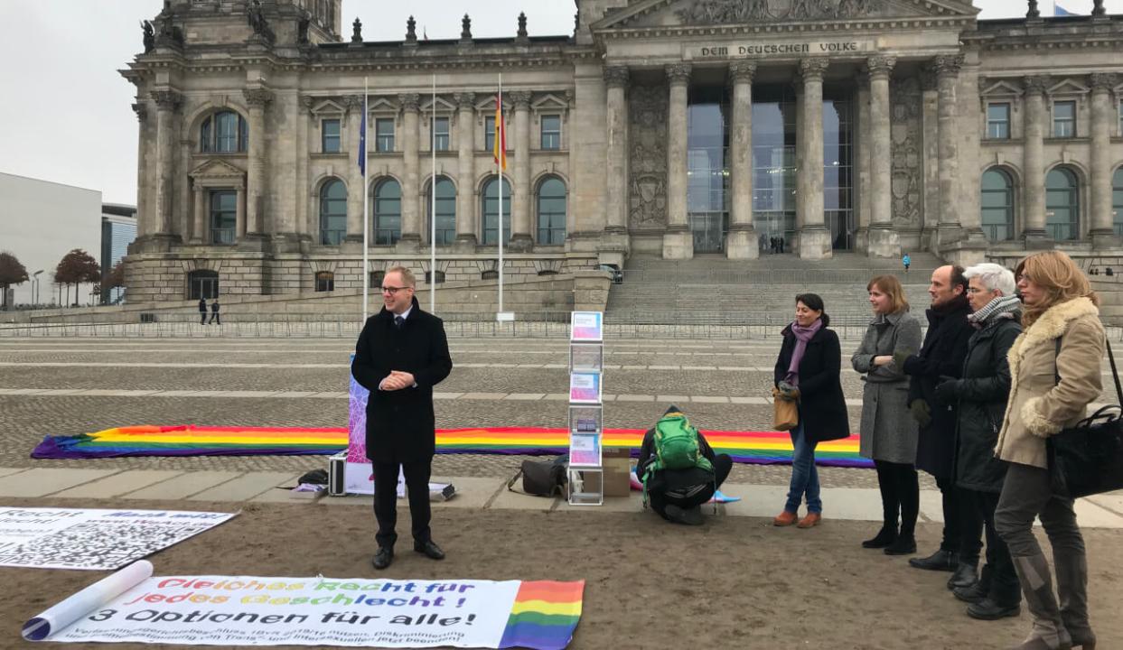 Kritik am Transsexuellen-Gesetz. Protest für ein Selbstbestimmungsgesetz vor dem Reichstag mit Bundestagsabgeordneten.jpg
