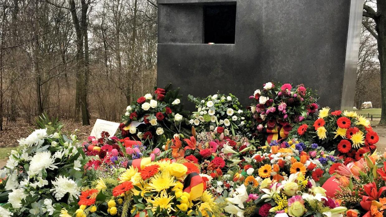 31.01, 13.00 Gedenken am Denkmal für die im Nationalsozialismus verfolgten Homosexuellen