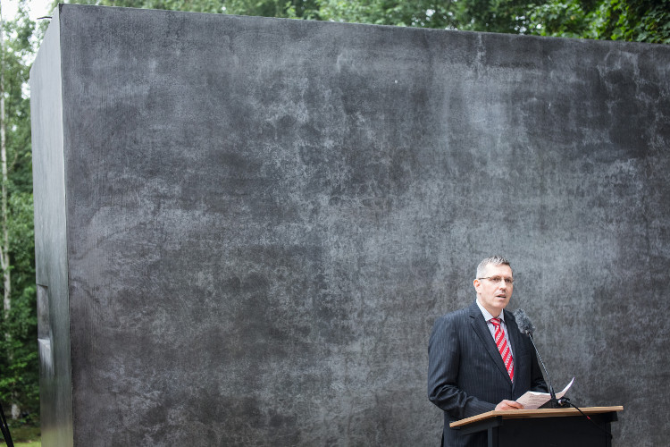 LSVD-Bundesvorstand Günter Dworek Berlins Regierender Bürgermeister Müller beim Festakt zum zehnten Jahrestag des Denkmals für die im Nationalsozialismus verfolgten Homosexuellen 