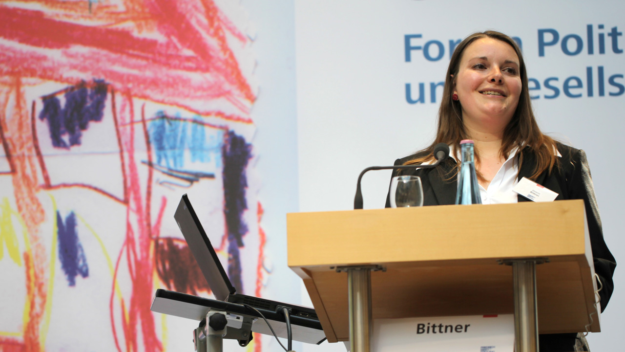 Bild von Melanie Bittner, Autorin der Studie Geschlechterkonstruktionen und die Darstellung von Lesben, Schwulen, Bisexuellen, Trans* und Inter* (LSBTI) in Schulbüchern.