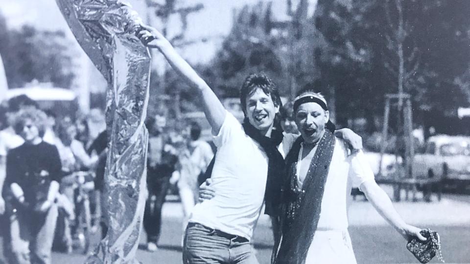 Zwei schwule Männer zusammen auf dem ersten CSD in Berlin 1979