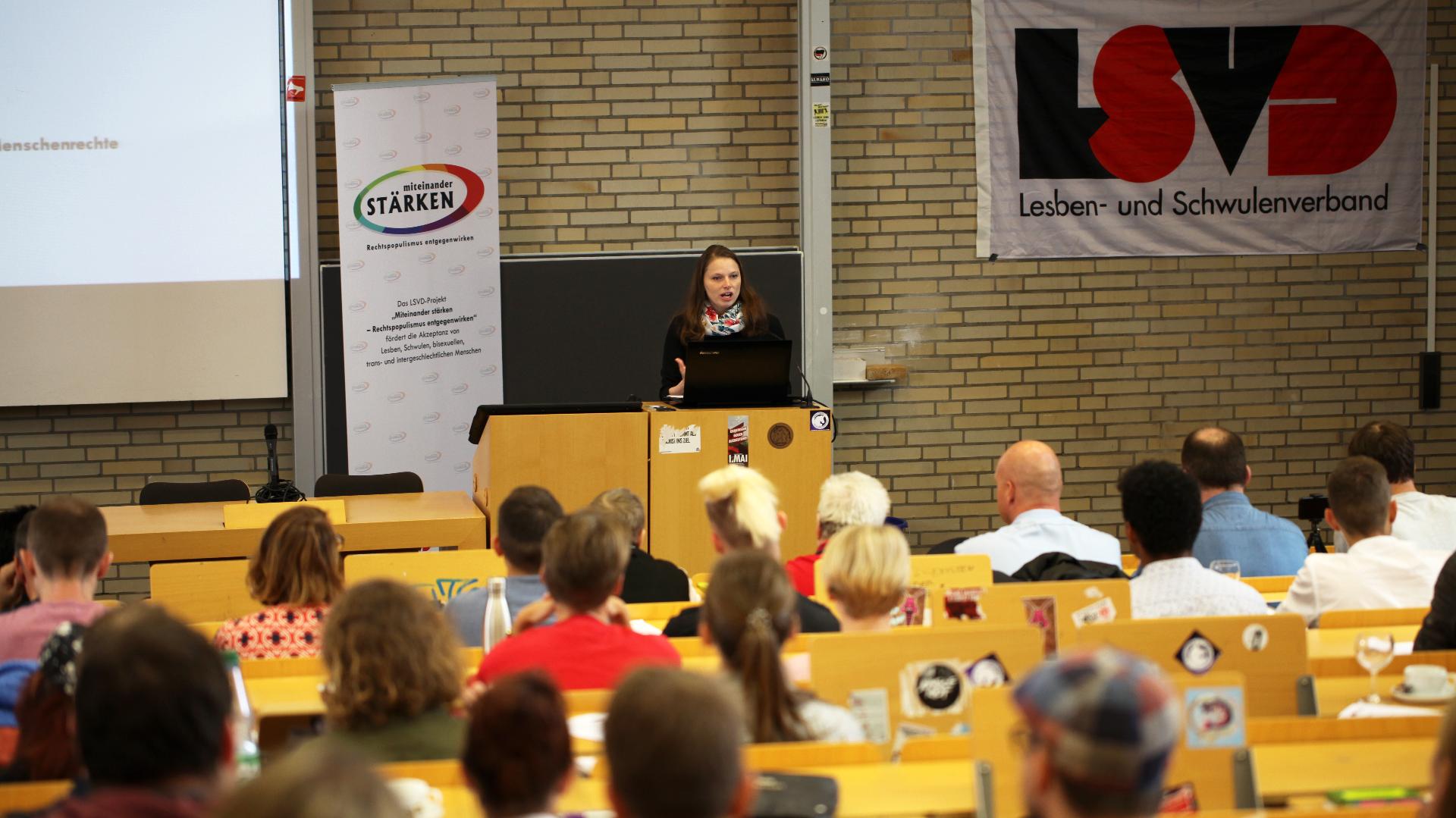 Senatorin Dr. Melanie Leonhard auf dem 3. LSVD-Regenbogenparlament "Akzeptanz für LSBTI* in Jugendarbeit und Bildung" Senatorin Dr. Melanie Leonhard auf dem 3. LSVD-Regenbogenparlament "Akzeptanz für LSBTI* in Jugendarbeit und Bildung"