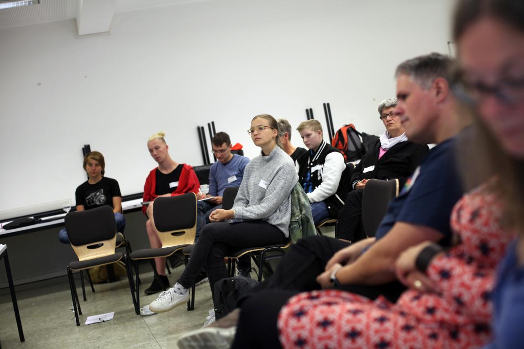 Foto der Teilnehmenden im Fachforum "Vielfalt in Schule und Unterricht stärken" auf dem 3. Regenbogen-Parlament