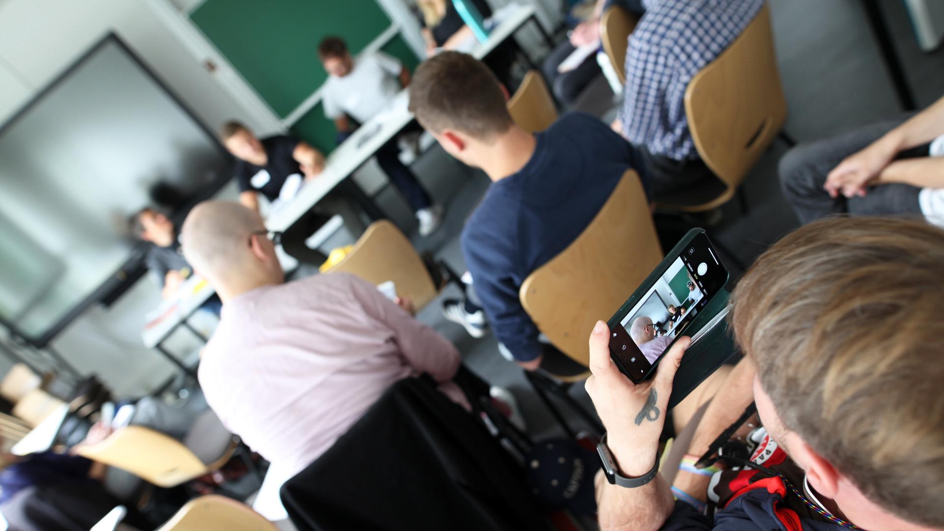 Queer und sicher im Netz. Fachforum auf dem 3. Regenbogenparlament "Akzeptanz für LSBTI* in Jugendarbeit und Bildung" Queer und sicher im Netz. Fachforum auf dem 3. Regenbogenparlament "Akzeptanz für LSBTI* in Jugendarbeit und Bildung"
