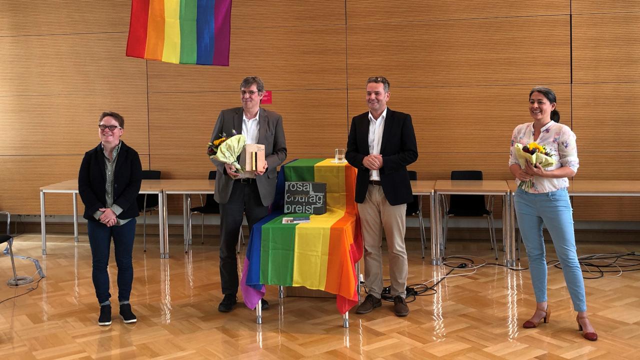 LSVD-Bundesvorstand Günter Dworek erhält 2020 den Rosa-Courage-Preis von Gay in May LSVD-Bundesvorstand Günter Dworek erhält 2020 den Rosa-Courage-Preis von Gay in May