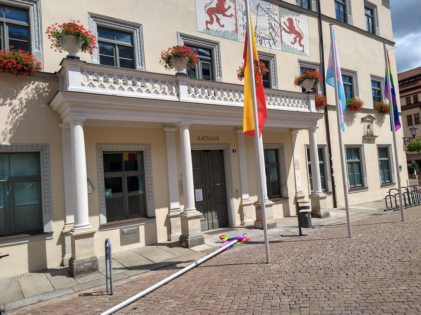 LSVD Sachsen zeigt Solidarität mit CSD Pirna nach Vandalismus gegen Regenbogenflagge