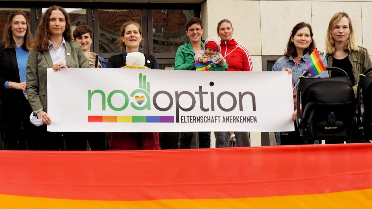 Regenbogenfamilien ziehen vor Gericht. Spendenkampagne für strategische Prozessführung gegen Diskriminierung im Abstammungsrecht Zwei-Mütter-Paare haben Klage eingereicht