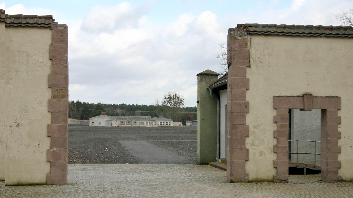 Mahn- und Gedenkstätte Ravensbrück: Lagertor mit Blick in das ehemalige Häftlingslager