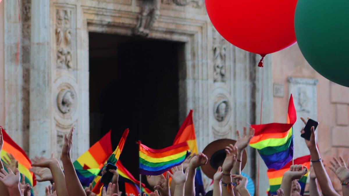 Hände halten Regenbogenfahnen 