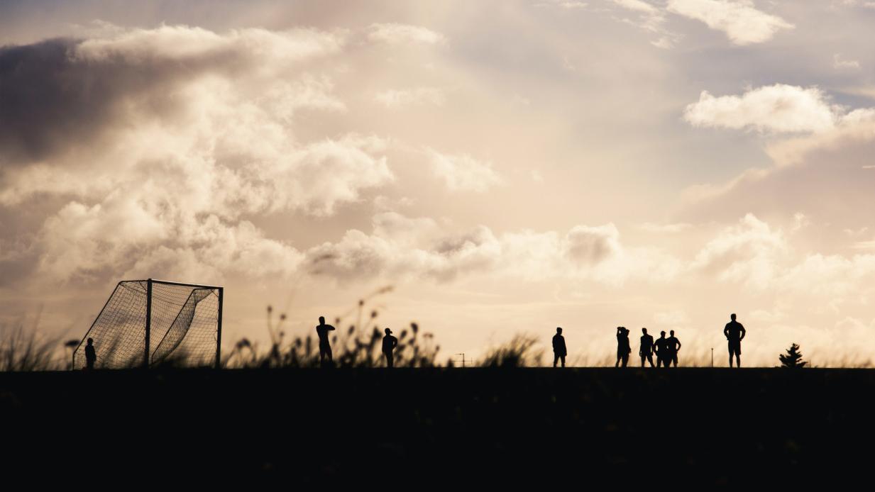 Menschen spielen Fussball