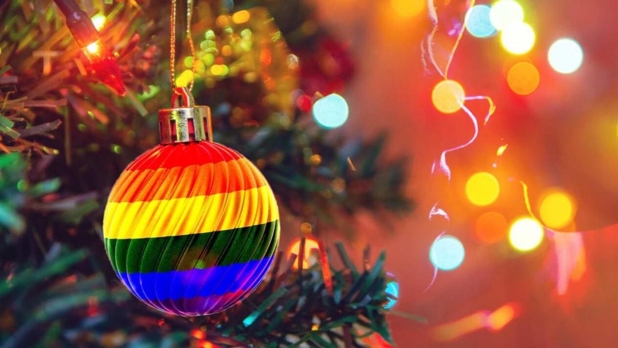 Regenbogenfarbene Kugel am Weihnachtsbaum