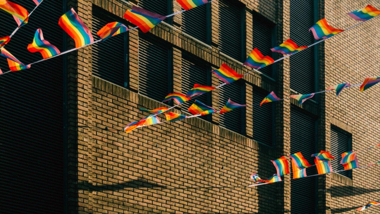 mehrere Regenbogenflaggen