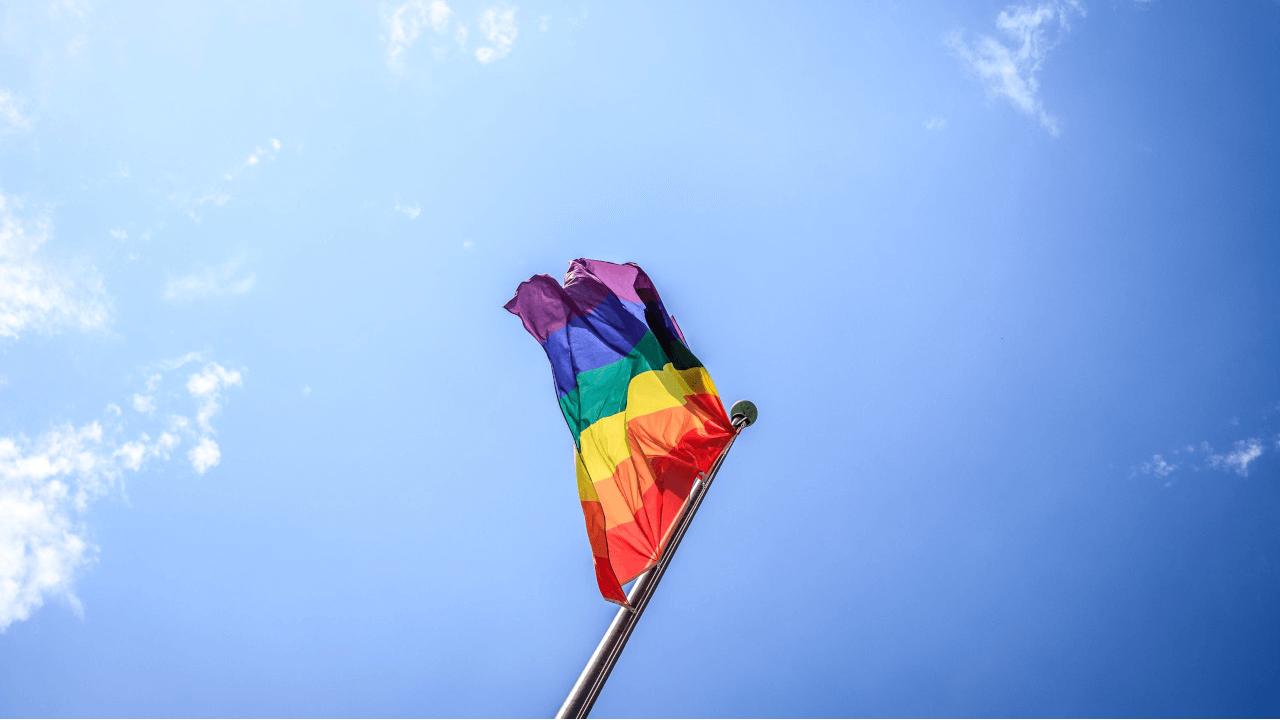 Große Regenbogenflagge im Wind