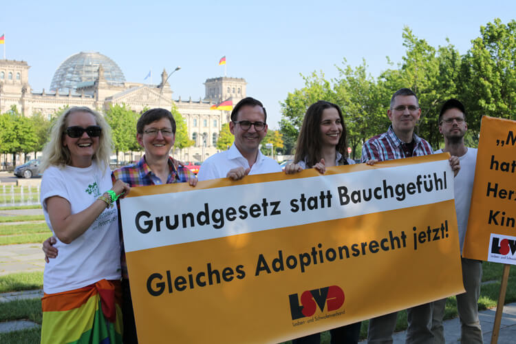 Nach Urteil für Gleichstellung bei Sukzessivadoption: LSVD-Demonstration für gemeinsames Adoptionsrecht bei Lebenspartnerschaften