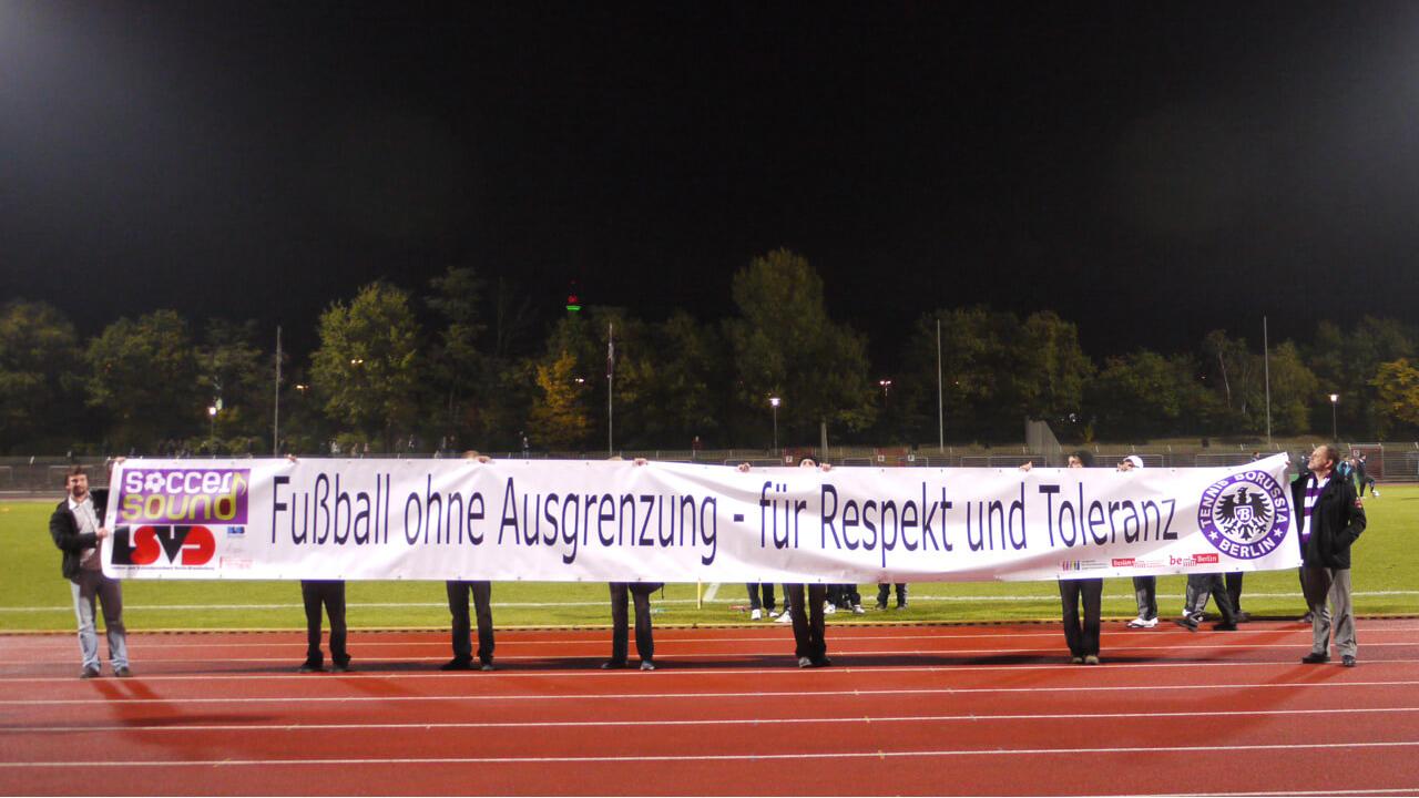 Banner gegen Homophobie im Fußball in einem Sportstadion