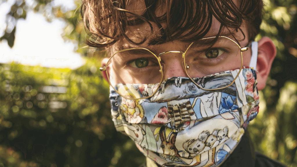 Queere Community und Corona - Auswirkungen auf LGBT Mensch mit Maske