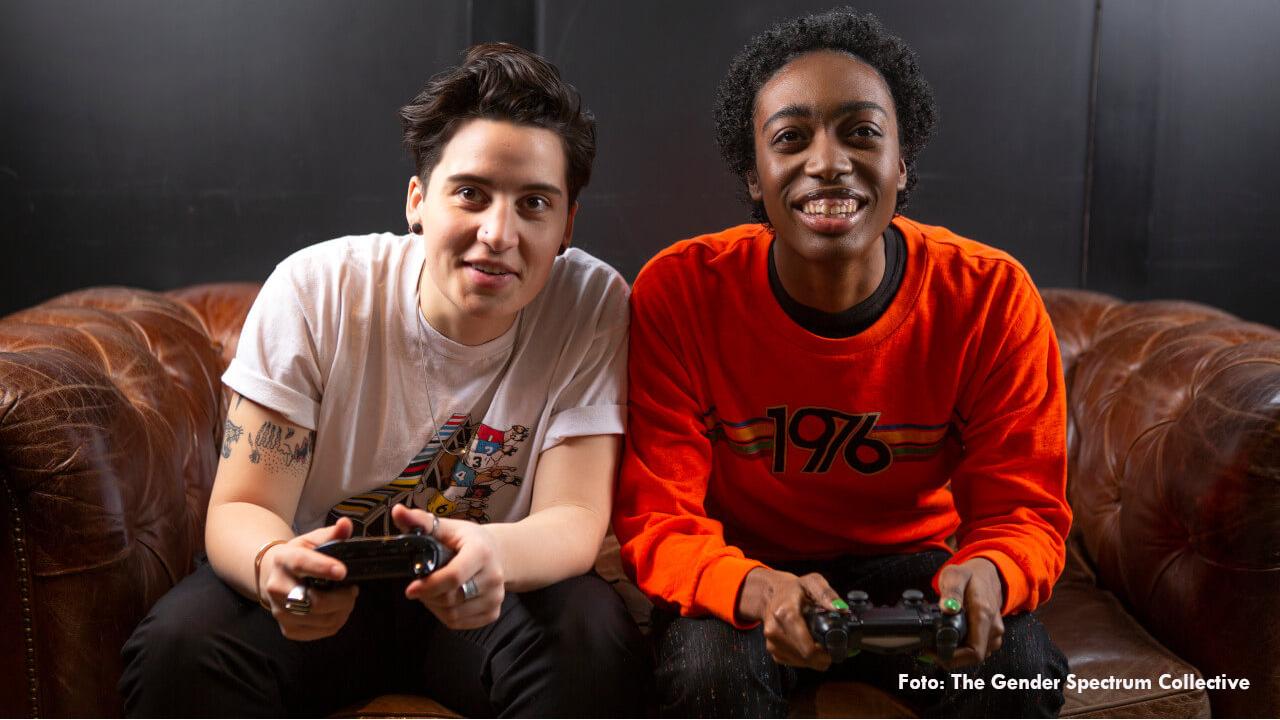 Zwei nicht-binäre Menschen spielen Computerspiele