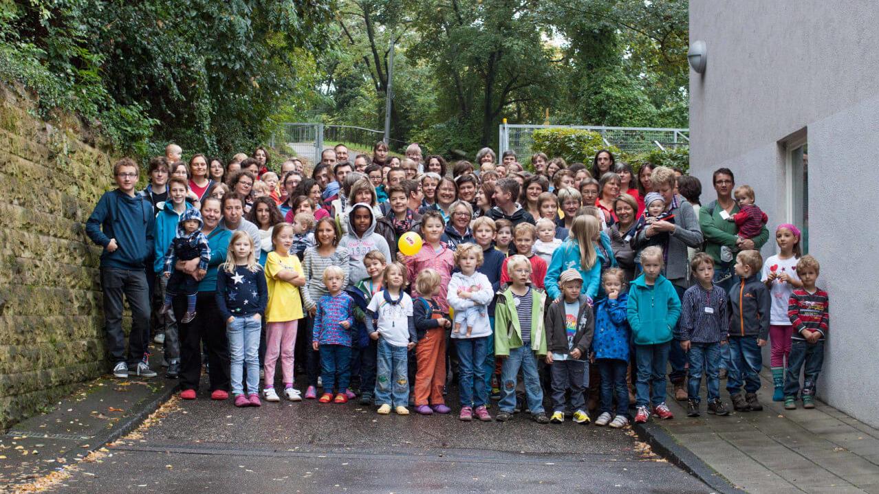 Regenbogenfamilien aus Baden-Württemberg beim Seminar in Stuttgart Gruppenfoto der Teilnehmenden am Regenbogenfamilienseminar