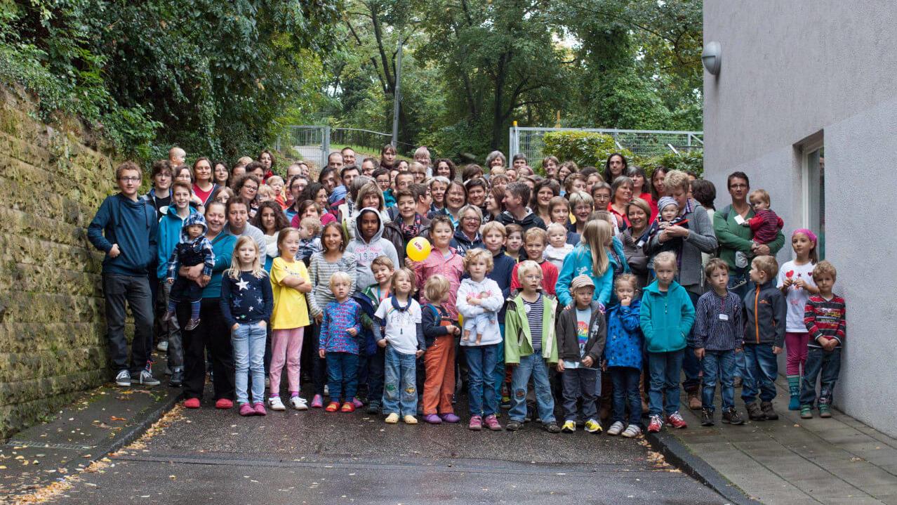 Gruppenfoto der Teilnehmenden am Regenbogenfamilienseminar