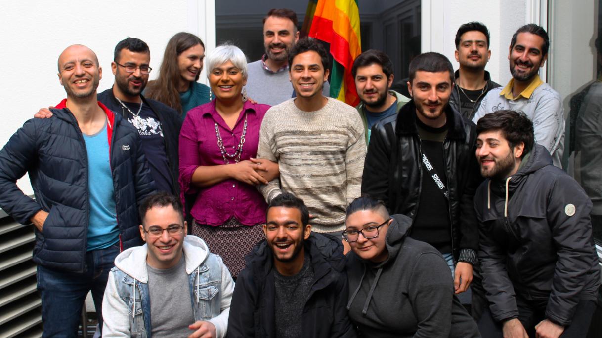 Gruppenbild von queeren Geflüchteten aus LSVD-Projekt Queer Refugees Deutschland
