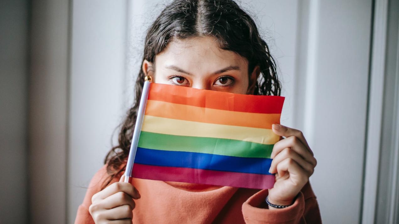 Frau mit Regenbogenfahne