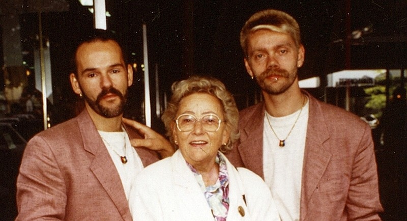 Die Aktion Standesamt: Homosexuelle Paare protestieren 1992 gegen das Eheverbot Bild von der Aktion Standesamt: Ein schwules Paar versucht zu heiraten, begleitet von der Mutter des einen