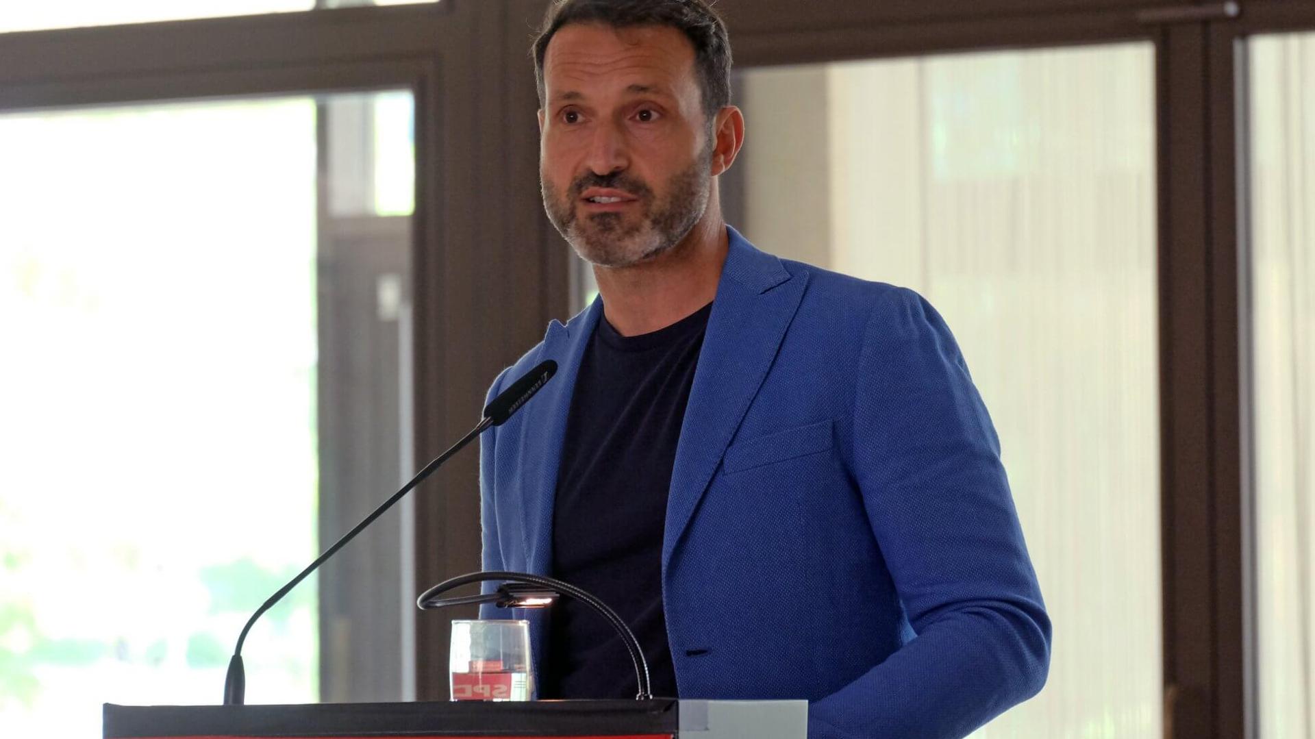 Alfonso Pantisano vom LSVD auf der Veranstaltung "Was die Corona-Pandemie für queeres Leben bedeutet" in Stuttgart LSVD-Bundesvorstand Alfonso Pantisano am Pult