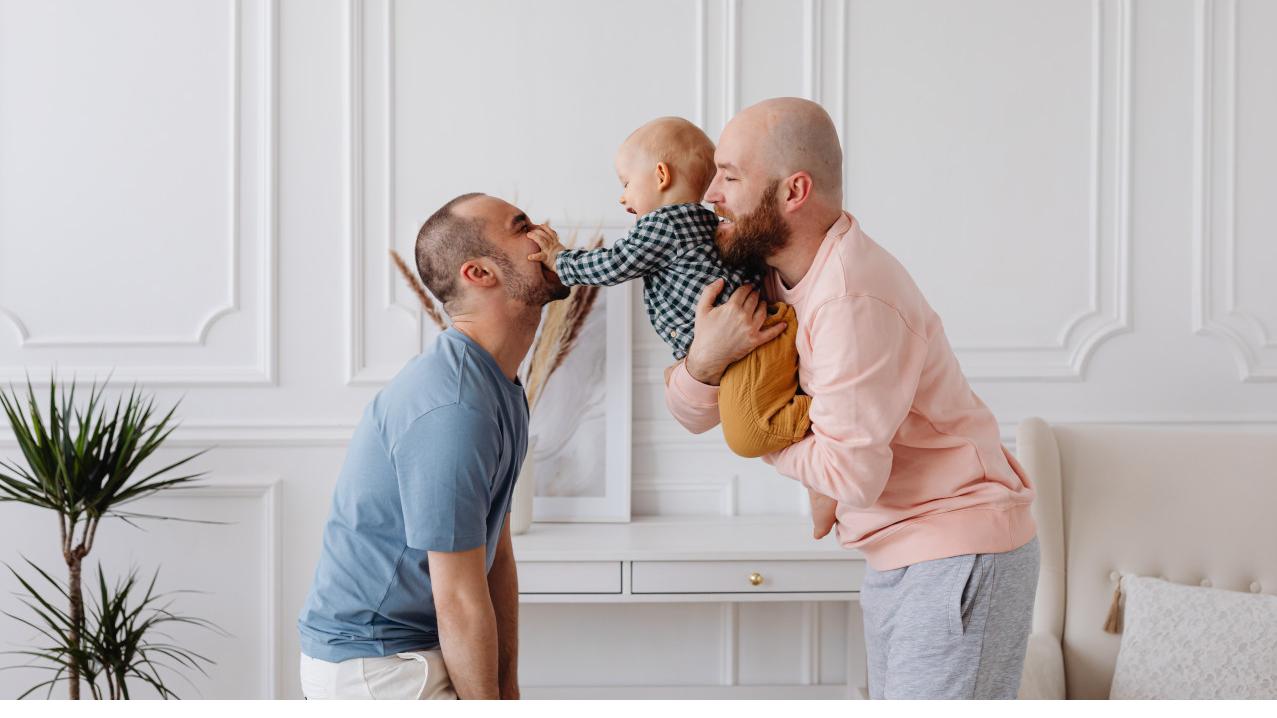 Zwei schwule Väter mit ihrem Kind