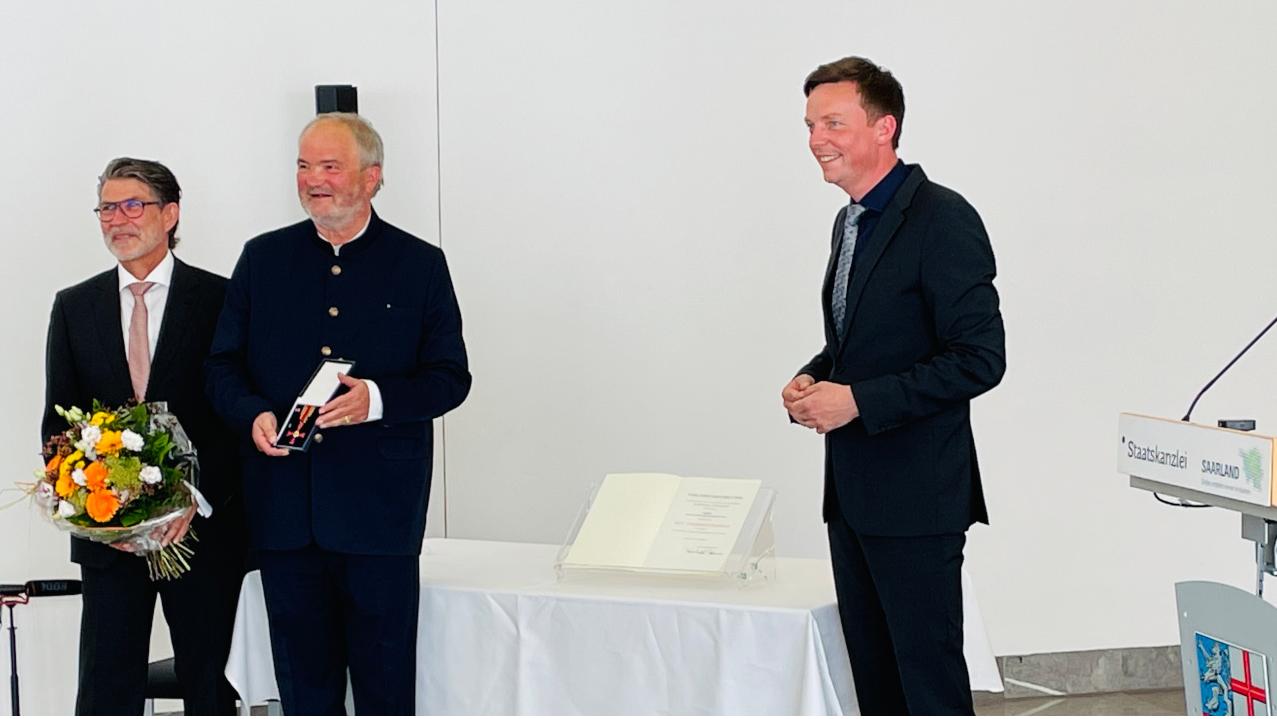 Bundesverdienstkreuz: Hasso Müller-Kittnau mit seinem Mann und dem saarländischen Ministerpräsidenten Tobias Hans
