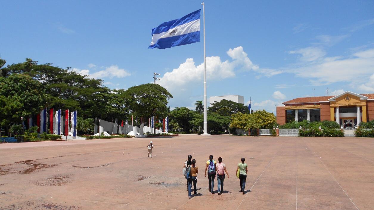 LGBT in Nicaragua. Seit 2008 ist Homosexualität nicht mehr strafbar. Ein solches Verbot wurde 1992 eingeführt Platz mit Flagge Nicaraguas