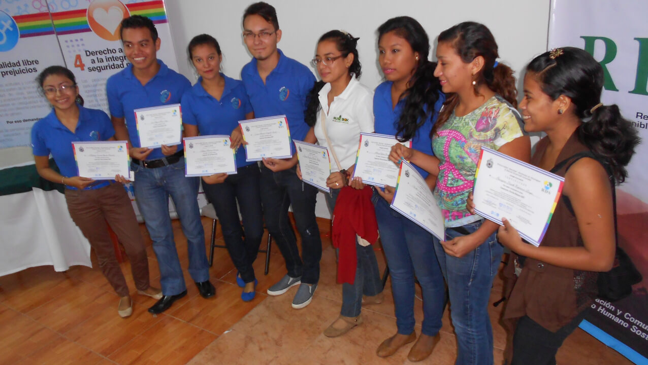 Bild von Journalismusstudierenden in Nicaragua mit der teilnahmebescheinigung für das Medientraining