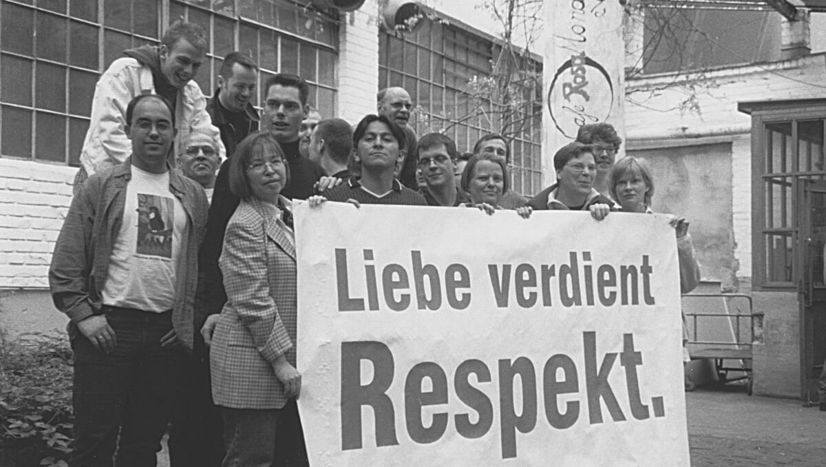 Gruppe von Menschen mit Banner, auf dem steht: 