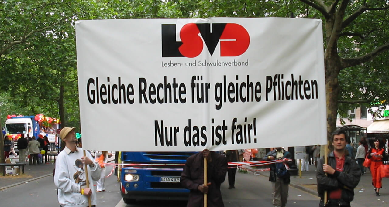 CSD 2004 in Berlin: LSVD-Banner zur Gleichstellung der Lebenspartnerschaft