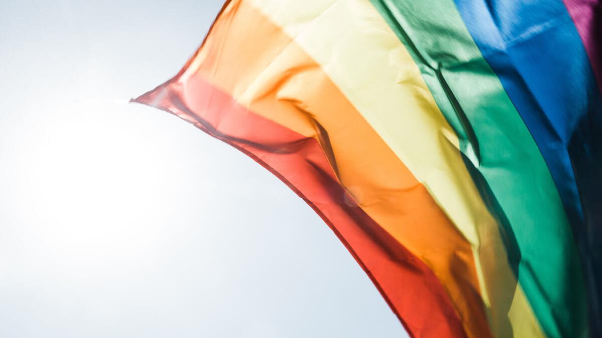 Abstammungsrecht, Selbstbestimmungsgesetz, Antidiskriminierung, Bekämpfung von Queerfeindlichkeit - Was haben SPD, Grüne und FDP im Koalitionsvertrag vereinbart? Regenbogenflagge