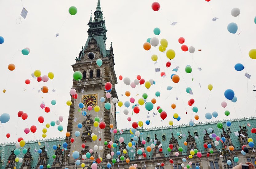 Bild von einem Rainbowflash vor dem Hamburger Rathaus