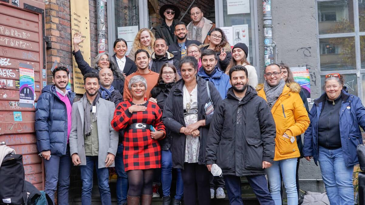 Gruppenfoto vom Treffen mit Queeren Geflüchteten zum Thema &quot;Wie kann der Schutz vor Gewalt in Unterkünften besser werden&quot;