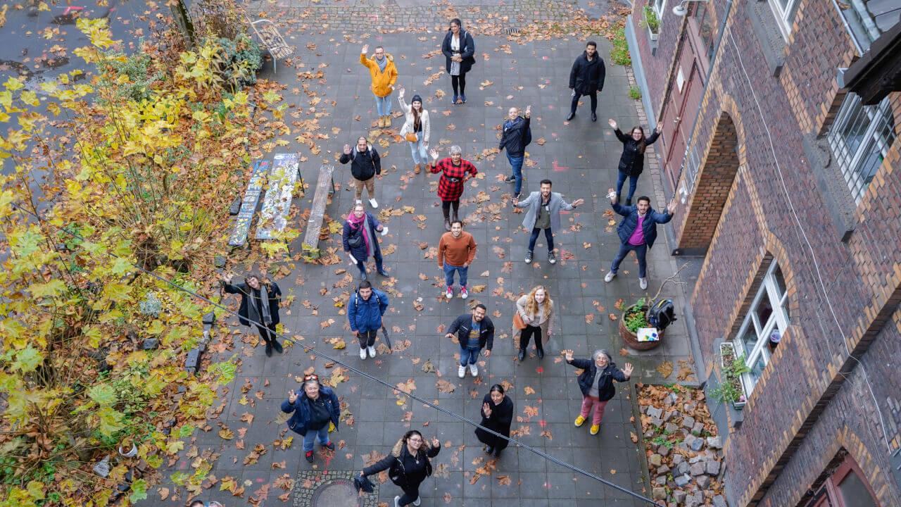 Gruppenfoto vom Treffen zwischen queeren Geflüchteten und Projekt DeBUG zum Thema Schutz vor Gewalt