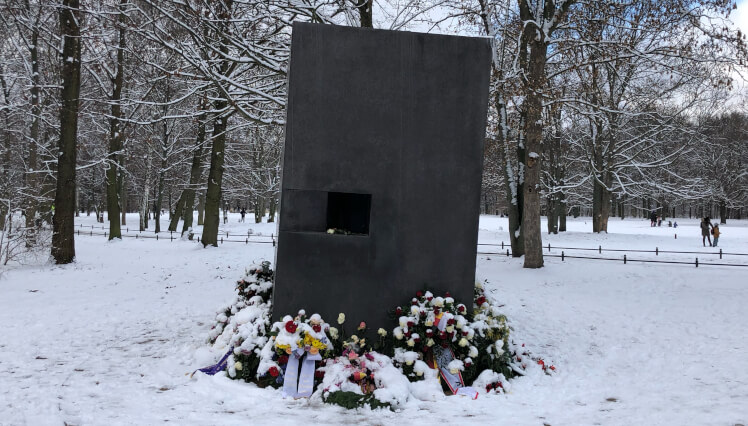 Denkmal für die im Nationalsozialismus verfolgten Homosexuellen im Berliner Tiergarten im Schnee.jpg