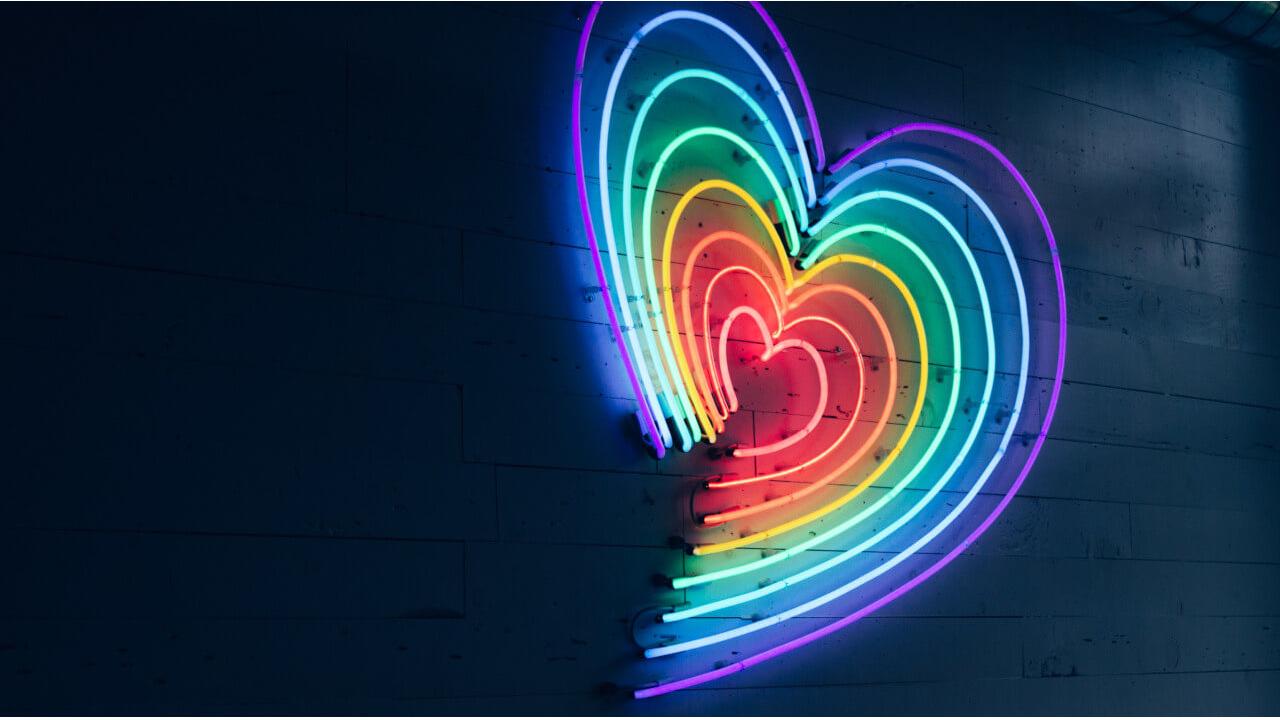 Erfahrungsbericht eines Coming-outs als transsexuell und Transition in einer Familie Herz aus Neonröhren - Symbolbild für Erfahrungsbericht eines Coming-outs als transsexuell und Transition in einer Familie