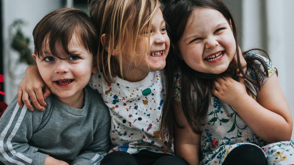 Drei lachende Kinder: Symbolfoto für den Bericht zu lesbischen und schwule Pflegeeltern: Pflegekinder bei homosexuellen Paaren