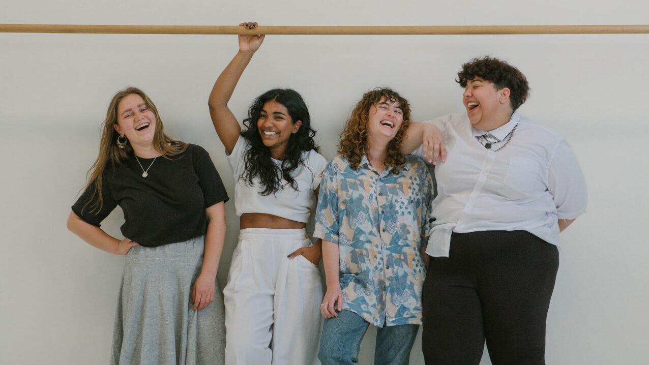 Gruppenbild mit vier unterschiedlichen Frauen als Symbolbild für Regenbogenkompetenz und LSBTI: Themen der sexuellen Orientierung und geschlechtlichen Identität in der Sozialen Arbeit