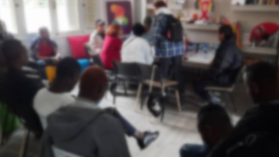Tunesien: Projekt unserer Partnerorganisation Mawjoudin unterstützt queere Geflüchtete und Migrant*innen. Foto vom Treffen von tunesischen und migrantischen Queers im Rahmen des Projekts von Mawjoudin