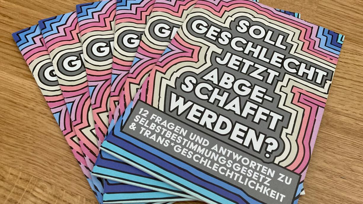 Exemplare der Broschüre &quot;Soll Geschlecht jetzt abgeschafft werden&quot; mit Broschüre mit Antworten zum Thema Selbstbestimmungsgesetz und Transgeschlechtlichkeit