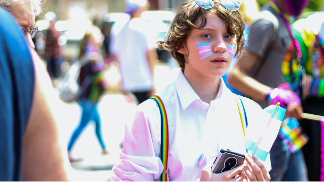 Transfeindliches Vorurteil: Transgender ist für manche nur ein Hype der Gender-Ideologie, der für Kinder und Jugendliche gefährlich ist Porträt einer jugendlichen trans* Person