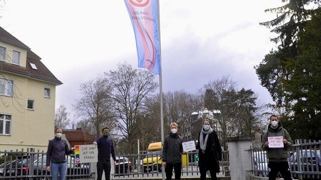 Der Berliner Fußball-Verband hat 2019 als erster Landesverband das Spielrecht für trans*, inter* und non-binäre Spieler*innen geregelt.